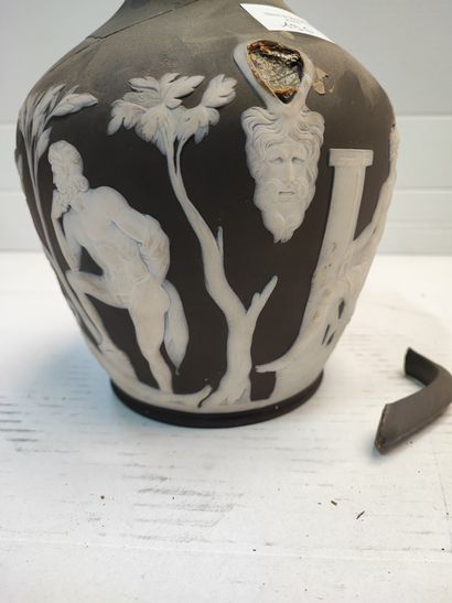 null WEDGWOOD

Grand vase à décor à l'Antique (col et anse accidentés)

H : 26 cm...