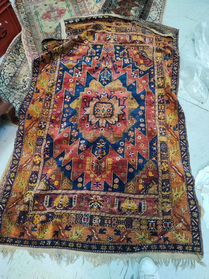 null Lot of ten carpets including a Chinese carpet, gallery, prayer rugs, Persian...