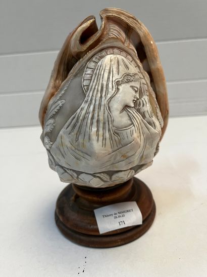 Carved shell representing the Virgin, wooden...