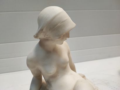 null Jeune baigneuse assise 

Groupe en marbre sculpté, vers 1900

H : 28 cm 

Usures...