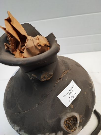 null WEDGWOOD

Grand vase à décor à l'Antique (col et anse accidentés)

H : 26 cm...
