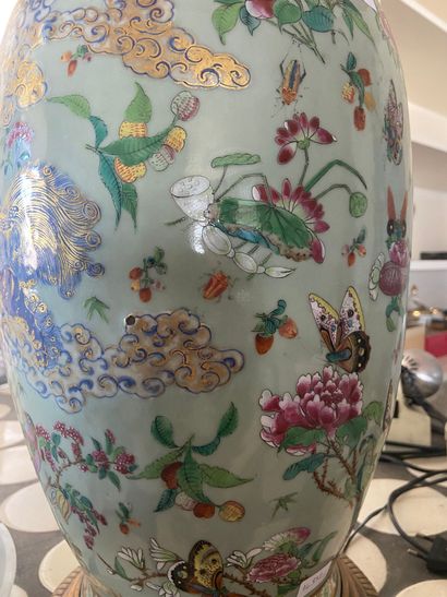 null 
CANTON




Grand vase balustre à décor émaillé de papillon, oiseaux branché...