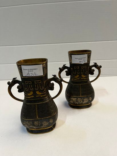 JAPON, paire de vases en bronze patiné et...
