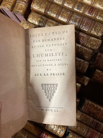 null 
Deux manettes de volumes reliés dont Histoire du Bas Empire, histoire de France,...