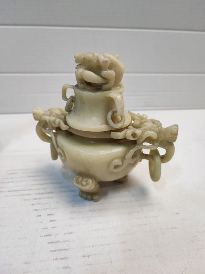 null China, lot of hard stones 

Covered vase or incense burner in jadeite, H : 15...