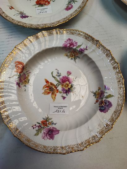 null KPM

Suite de six assiettes en porcelaine à décor floral et liseret or en bordure

Diam...