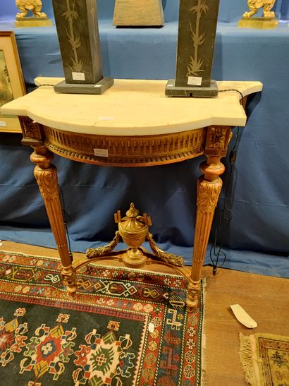 null Petite console en bois doré. Style Louis XVI