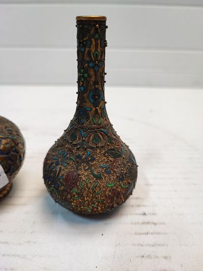 null Deux vases émaillés

Fin du XIXème siècle ou vers 1900

H : 8 et 12 cm 

Usures

ref...