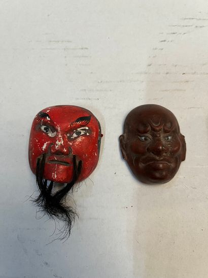 null Japon, quatre masques miniatures 

Usures et petits manques 

H : 6 cm environ...