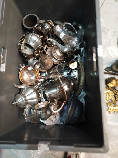 null Strong lot of various silver and pewter metal trinkets including vases, pourers,...