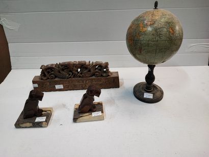 null Lot including a world map circa 1900 (accidents), two bookends with dogs and...