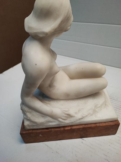 null Jeune baigneuse assise 

Groupe en marbre sculpté, vers 1900

H : 28 cm 

Usures...