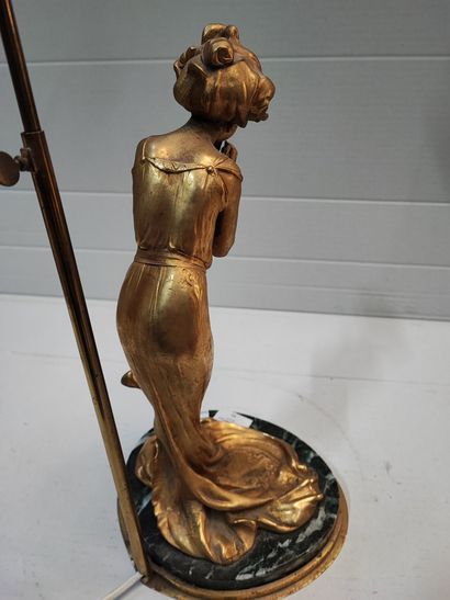 null Lampe, groupe en bronze doré représentant une femme soufflant

Style 1900

H...