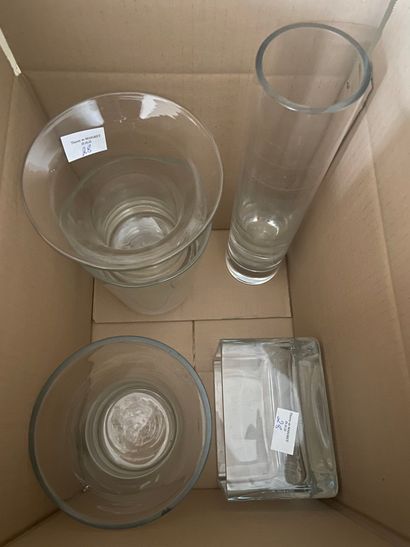 null Manette de verrerie comprenant vases, flacons, verres et divers