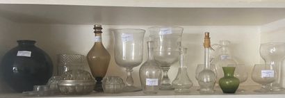 Manette de verrerie comprenant vases, flacons,...
