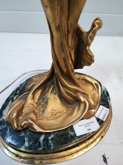 null Lampe, groupe en bronze doré représentant une femme soufflant

Style 1900

H...