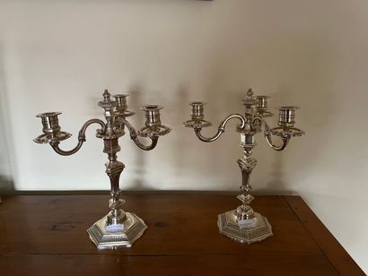 null Paire de candélabres à trois lumières en bronze argenté. Haut.: 33 cm. (réf...