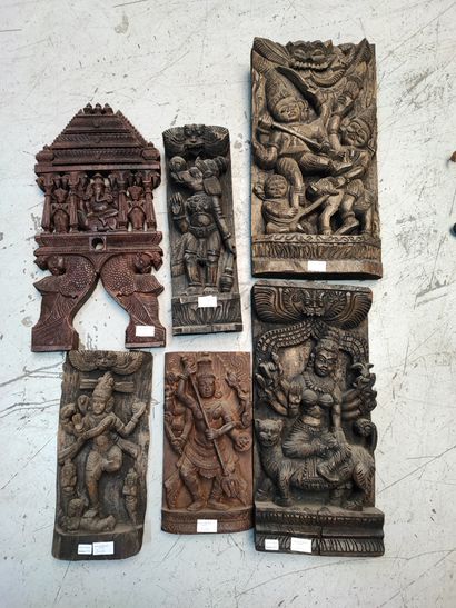 null Lot de six reliefs sculptés en bois dans le goût des productions d'Asie du Sud...