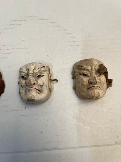 null Japon, quatre masques miniatures 

Usures et petits manques 

H : 6 cm environ...
