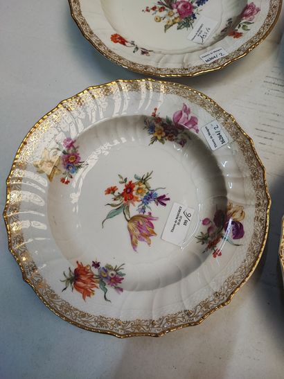 null KPM

Suite de six assiettes en porcelaine à décor floral et liseret or en bordure

Diam...