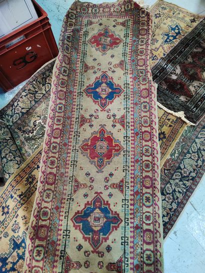 null Lot of ten carpets including a Chinese carpet, gallery, prayer rugs, Persian...