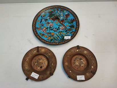 null Japon, plat et deux coupelles à décor floral et de volatiles. 

Diam ( plat)...