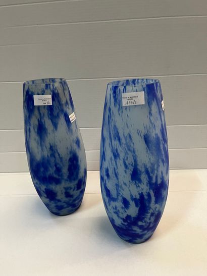 Paire de vases en verre marmoréen bleu 

H...