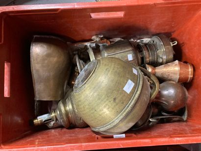 null Lot de cuivre dont samovar (ref 36), six verseuses (ref 23), un pied de lampe,...