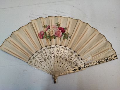 null Eventail dans le style du XVIIIème siècle à décor de scène galante, vers 1900

Usures,...