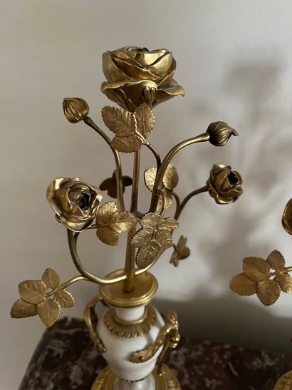 null Paire de flambeaux à décor de vases fleuris. XIXe siècle. Haut.: 28 cm. On y...