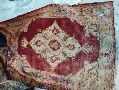 null Lot of ten carpets including a Chinese carpet, gallery, prayer rugs, Persian...