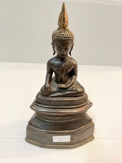 null Tibet

Bouddha assis en bronze patiné (trace de dorure)

H : 29,5 cm 

Usures

Ref...