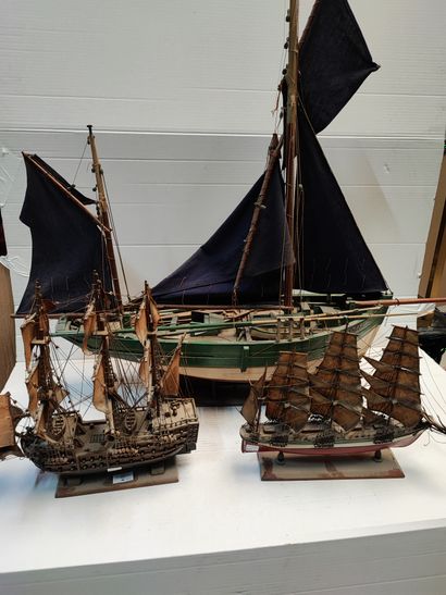 Trois maquettes de bateaux dont un chalutier...