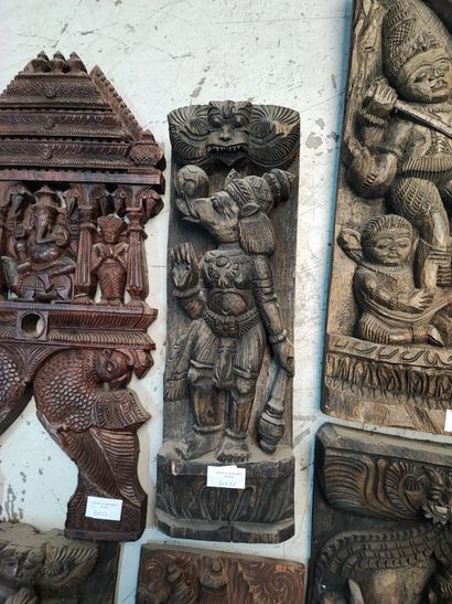 null Lot de six reliefs sculptés en bois dans le goût des productions d'Asie du Sud...