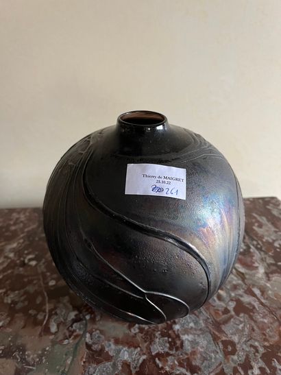 Vase boule en verre portant signature Ch....