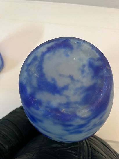 null Paire de vases en verre marmoréen bleu 

H : 36 cm 

ref 60