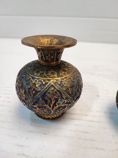 null Deux vases émaillés

Fin du XIXème siècle ou vers 1900

H : 8 et 12 cm 

Usures

ref...