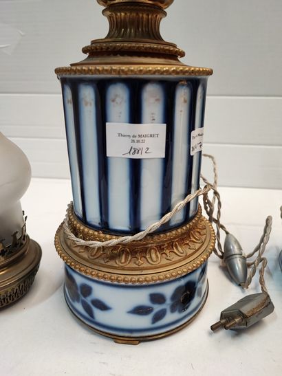 null Paire de lampes à pétroles, colonnes blanches et bleues

Fin du XIXème siècle...