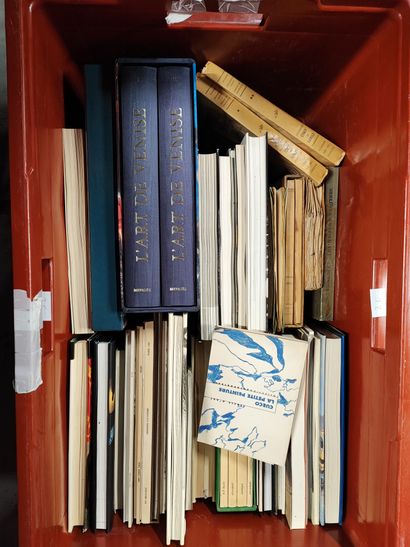 
Caisse de volumes d'art dont Duchamp, Venise,...