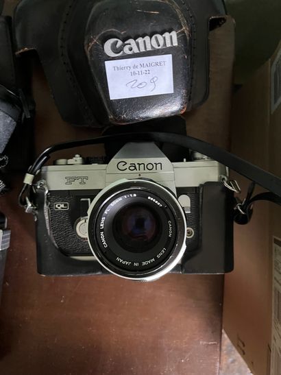 null Lot d'appareils photos (Canon), caméra ( cine Kodak royal) et jumelles

Sans...