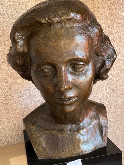 null 
Costi (XXe siècle)




Buste de femme en bronze patiné , fonte Valsuani 




H...