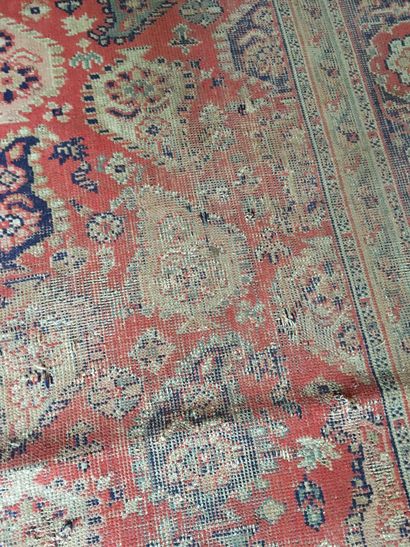 null Grand tapis fond rouge décor de boteh (usures), 351 x 246 cl