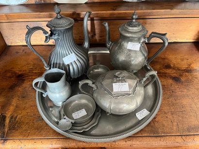null Lot of pewter composed of pourers, plateries, sugar bowl, taste-wine, cup and...