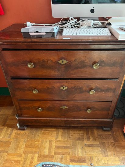 null Mahogany table with three trays (H : 72 cm) and small chest of drawers in mahogany...