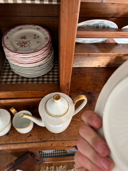null Fort lot de céramiques (porcelaines et faïences) : assiettes à asperge, un plat...