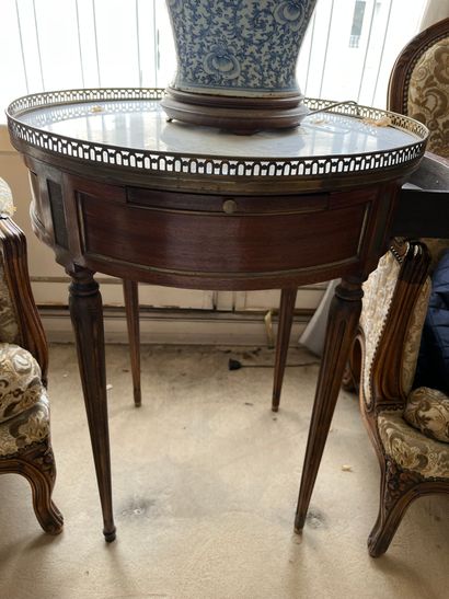 null Table bouillotte de style Louis XVI

H : 75 - Diam : 58 cm 

Usures, petits...