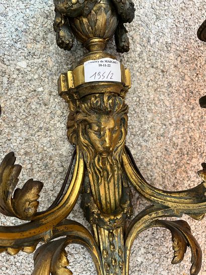 null Paire de grandes appliques à deux lumières en bronze doré 

Style Louis XVI

H...