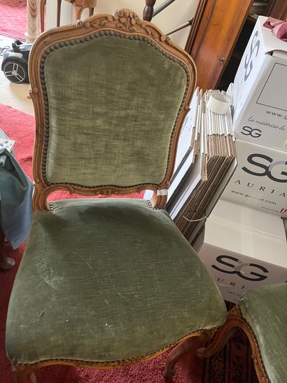 null 
Lot de mobilier comprenant deux chaises de style Louis XV garnies de tissu...
