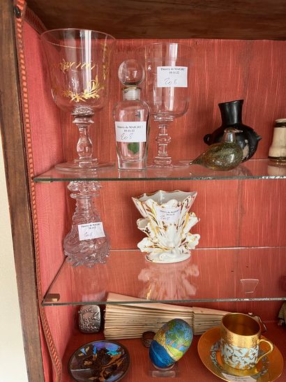 null Lot of various trinkets: fan with flowers decoration, vase in Paris, bottles,...