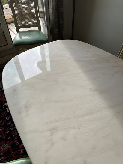 null Table moderne, plateau de marbre et pietement double tripode en métal 

H :...